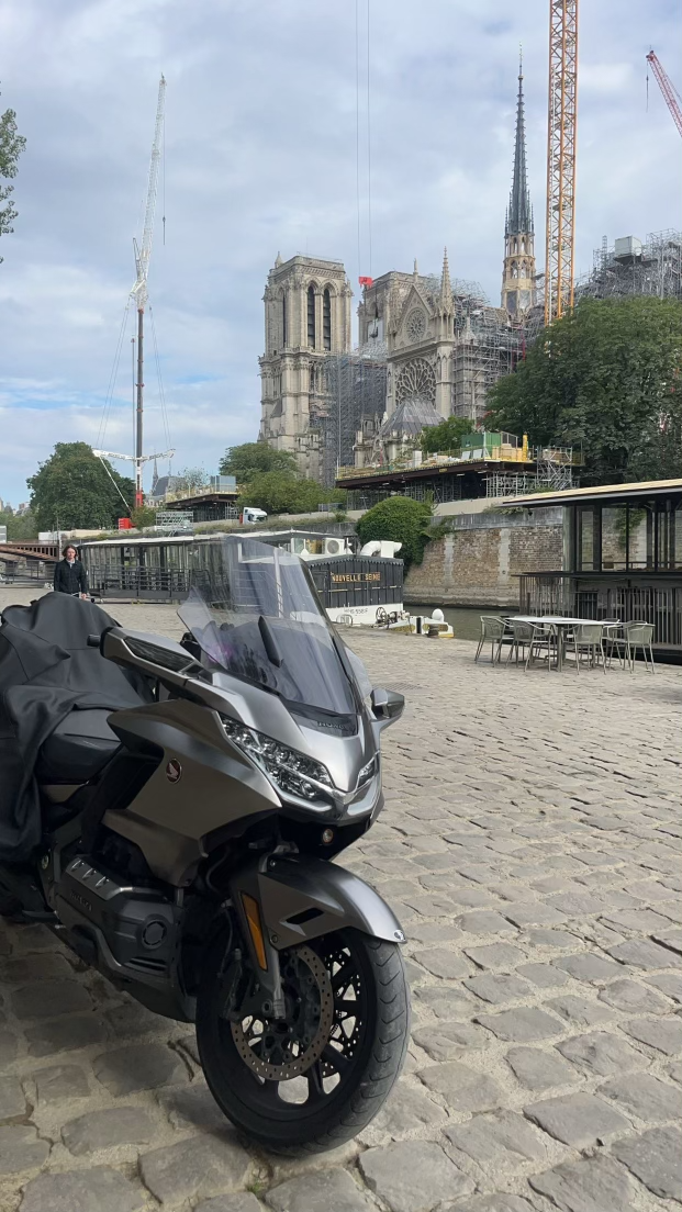 Photo de Taxi Moto Honda Goldwing 1800 grise stationnée devant Notre Dame de Paris