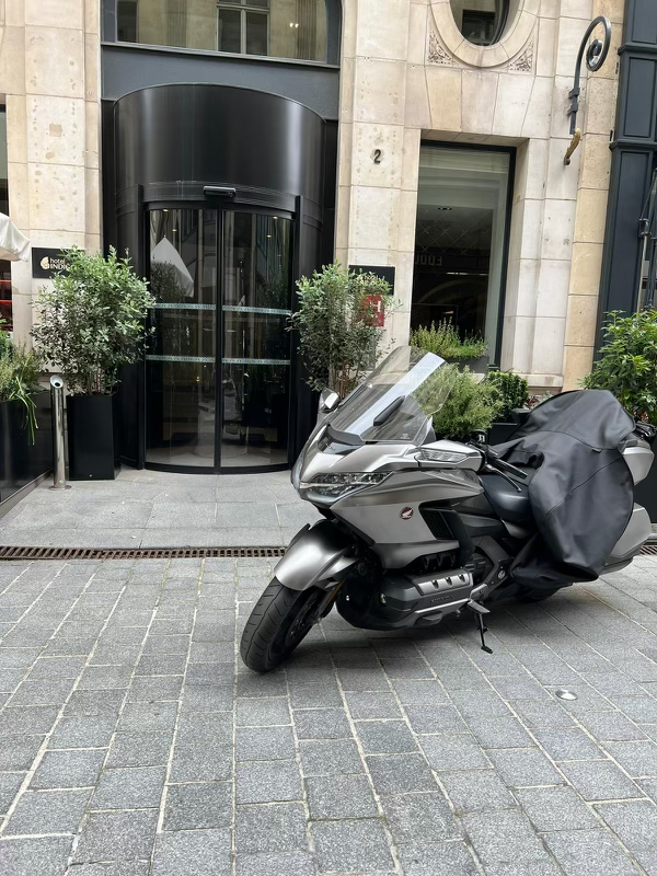 Photo de Taxi Moto Honda Goldwing 1800 grise sur Paris