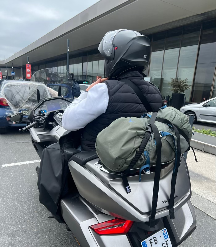 Photo de Taxi Moto Honda Goldwing 1800 grise avec les bagages du client