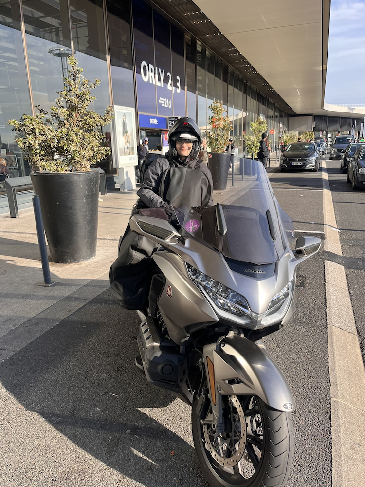 Photo de Taxi Moto Honda Goldwing 1800 avec son chauffeur à l'aéroport Orly Terminal 2
