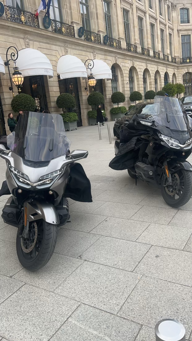 Photo de Deux Taxi Moto Honda Goldwing 1800 une noire et une grise garées devant le Ritz