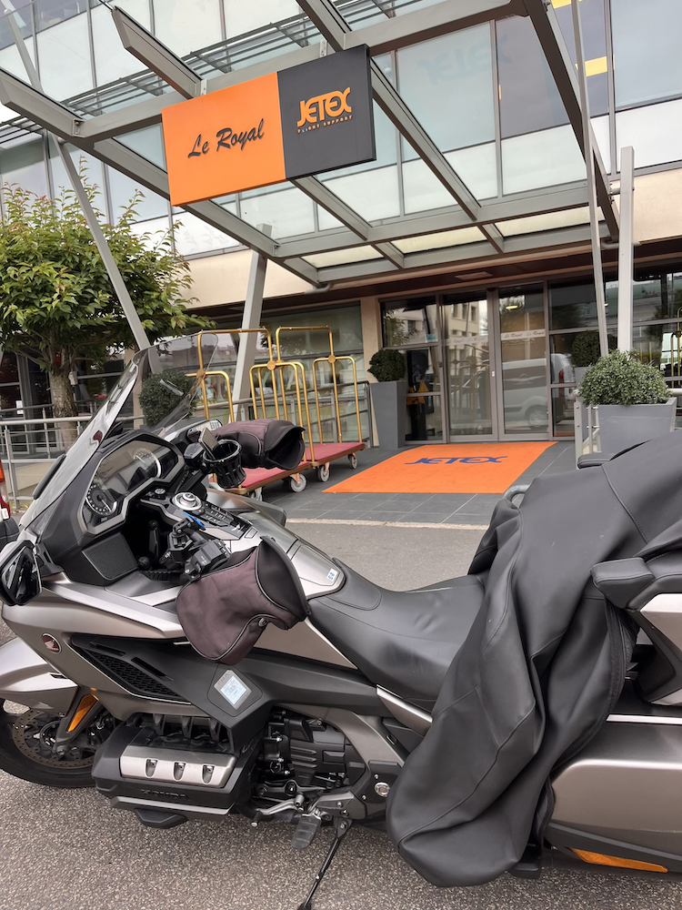 Photo de Taxi Moto Moto Honda Goldwing 1800 grise stationnée devant Royal Jetex Paris Bourget Aéroport Vip Jet