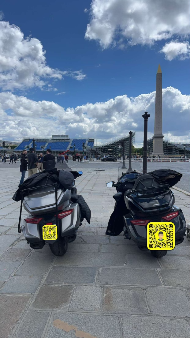 Photo de Deux Taxi Moto Honda Goldwing 1800 une noire et une grise vue de l'arrière avec bagages garées devant la place de la Concorde