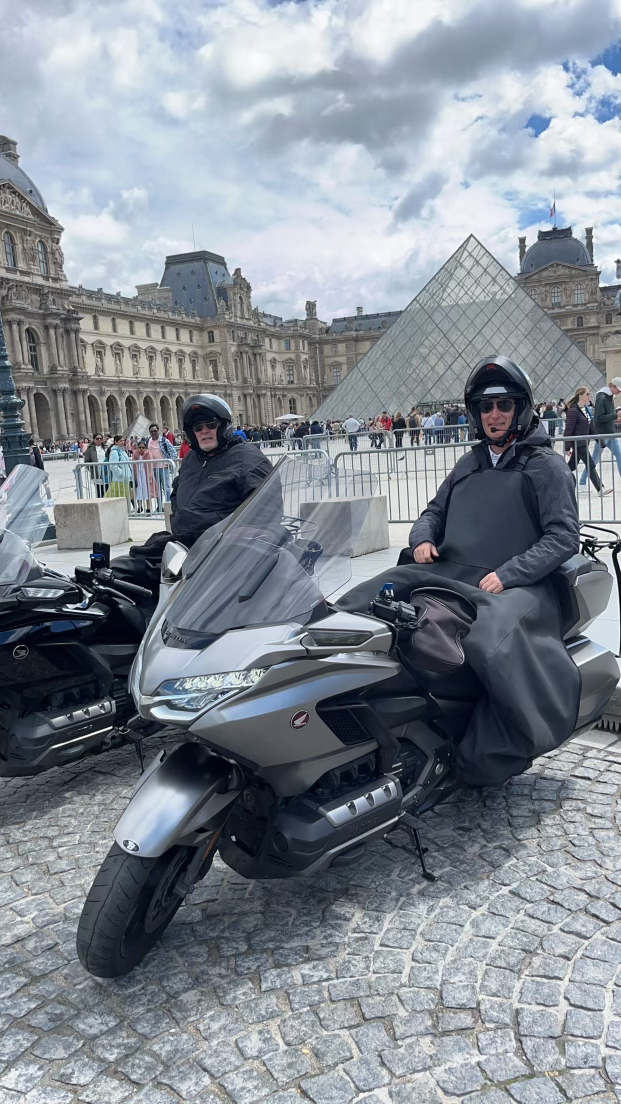 Photo de Deux chauffeurs Taxi Moto Honda Goldwing 1800 attendant leurs clients devant la place de la Pyramide du Louvre