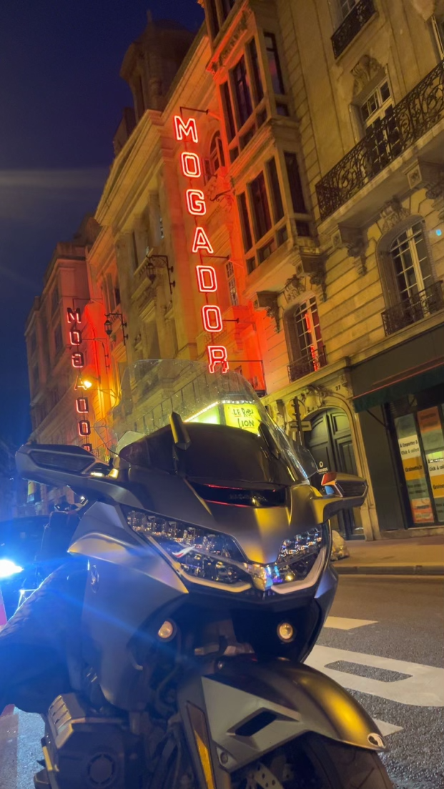 Photo de Taxi Moto Honda Goldwing 1800 stationnée devant le théatre Mogador
