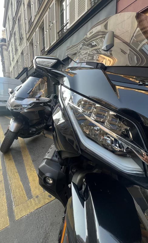 Magnifique Photo de Honda Goldwing 1800 stationnées full options