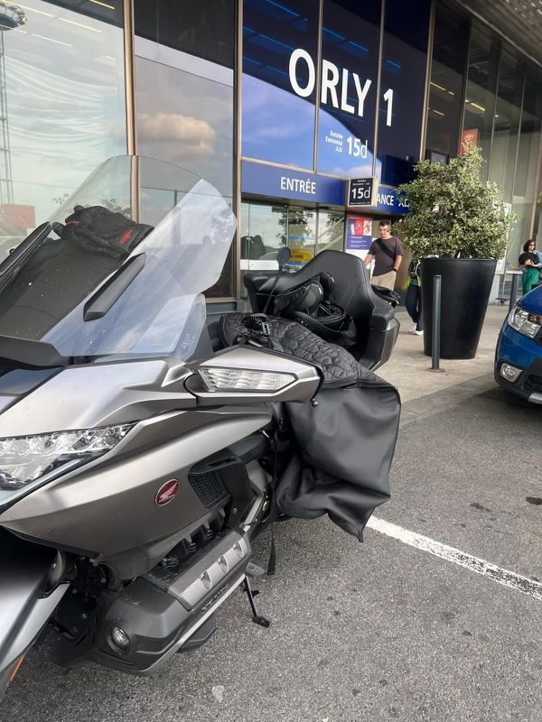 Photo de Taxi Moto Honda Goldwing 1800 grise stationnée le terminal Orly